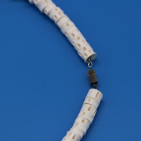 VNTG 22" with Approx. 3" Diameter Mother of Pearl Shell Necklace W/Screw Closure - Picture 5 of 7